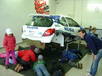 Fotografie z exkurze prvňáků v dílnách Kresta Racing 2010
