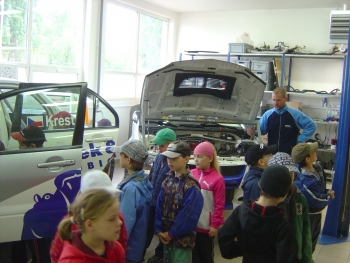 Fotografie z exkurze prvňáků v dílnách Kresta Racing 2010
