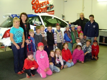Fotografie z exkurze prvňáků v dílnách Kresta Racing 2010